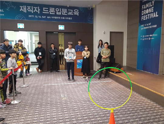 인하대 인천산학융합원(원장 유창경)은 지난 16일 인천 송도 미추홀타워에서 융합원 참여기업 재직자 60명과 가족 등 120명이 함께한 '패밀리 트론 페스티벌'을 열었다고 18일 밝혔다.   인천경제산업정보테크노파크와 공동으로 연 이번 행사는 인천산학융합지구 조성사업 비학위과정에 다니고 있는 산업체 재직자를 대상으로 한 항공드론 입문 교육의 일환으로 마련됐다. 인하대 제공